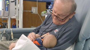 Tiene 82 años y pasa las noches abrazando a bebés prematuros que están solos