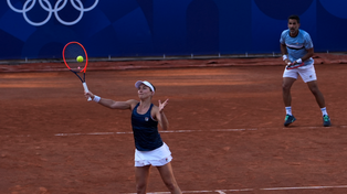 Nadia Podoroska volea, con Machi González, en el partido de dobles mixtos de París 2024. Fue una de las dos representantes del deporte rosarino en los últimos Juegos.
