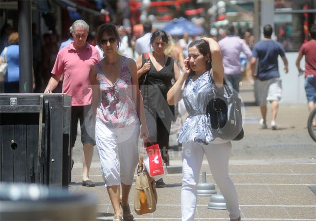 En el centro. El último fin de semana largo se observó un gran movimiento en la Peatonal / Foto: José Busiemi - Uno Santa Fe