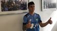 lautaro comas firmo y se mostro con la camiseta del elenco chileno lautaro comas firmo y se mostro con la camiseta del elenco chileno