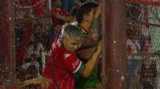 Los hinchas de Huracán se subieron al alambrado manifestando su enojo.