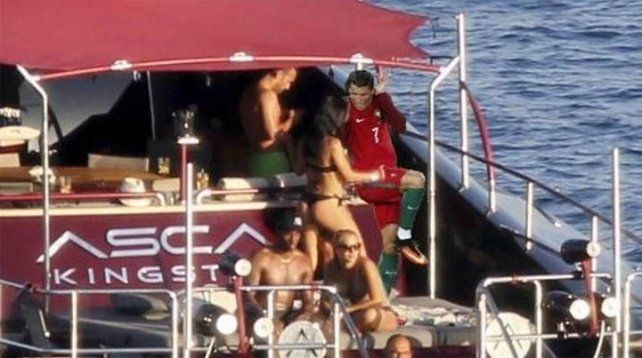 Lluvia de memes por la extraña pose de Cristiano Ronaldo