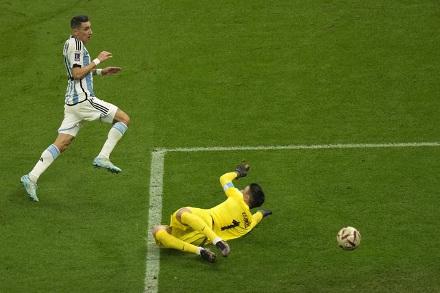 Angel Di María define con sutileza ante la salida del arquero Lloris, en la final del Mundial Qatar 2022.