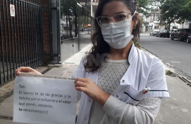 Tatiana junto al mensaje que le dejaron en su casa