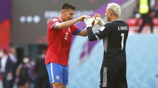 El defensor Oscar Duarte junto a Keylor Navas en la selección de Costa Rica.