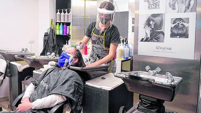 Los peluqueros reactivan de a poco su actividad