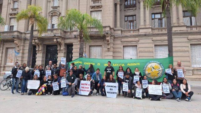 Marcha en apoyo al docente Juan Trigatti en la previa de la audiencia en la Cámara de Apelación Horizontal.