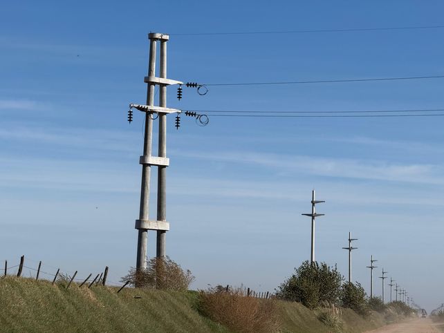 La nueva conexión de la red eléctrica en el sur provincial avanza hacia su etapa final