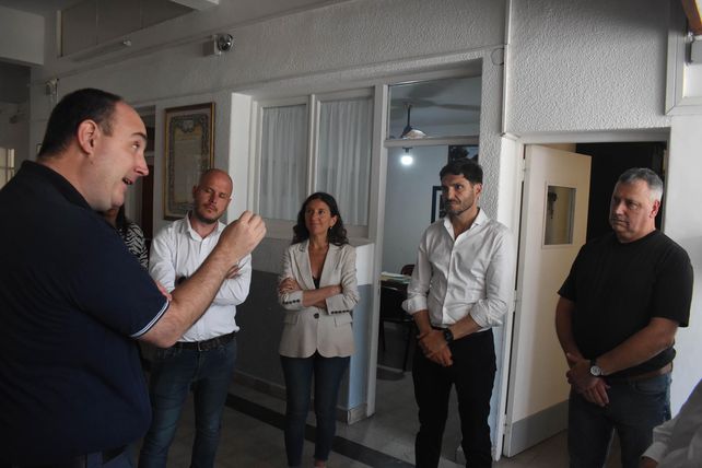 A comienzos de octubre el gobernador Maximiliano Pullaro visitó la escuela y se comprometió a gestionar los fondos necesarios para las obras en sanitarios y cocina.