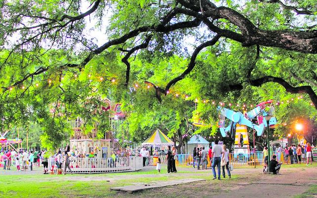 La estrella. El carrusel de dos pisos es uno de los juegos más bellos y convocantes del predio.