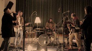 “Vestigios” es un viaje de 15 minutos compuesto por tres canciones: “La tierra”, “Sinestesia” y “Muñecas de Ficción”.