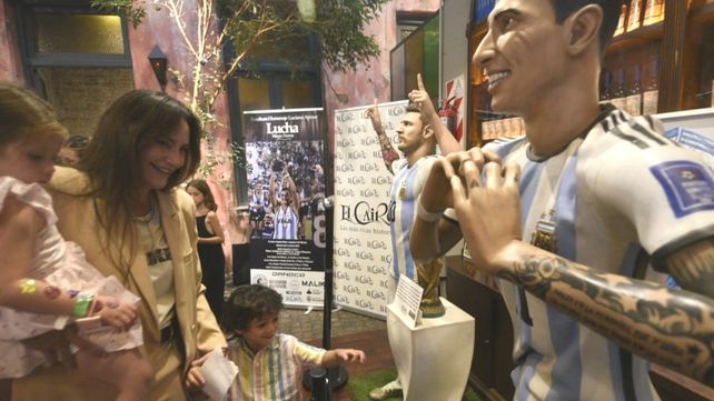 Homenaje a Luciana Aymar: descubrió en El Cairo su escultura junto a las de Messi, Di María y Fontanarrosa
