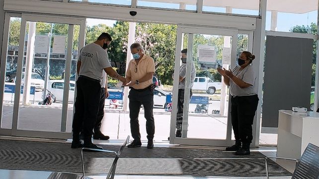 Así fue el emotivo regreso al hospital del director de Iturraspe tras recuperarse de Covid-19