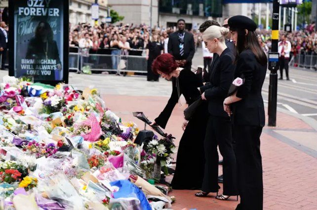 Miles de fans acompañaron a la familia de Ozzy Osbourne en la procesión fúnebre