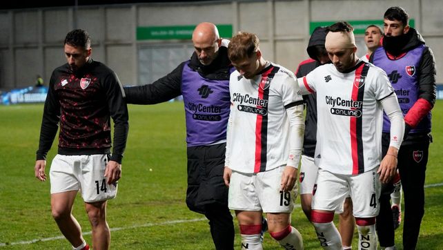 Méndez y sus jugadores luego de la eliminación en la Copa Argentina. Dijo que él está con ellos y ellos con él. Deberá plasmarlo Newells en una cancha muy difícil como el Monumental.