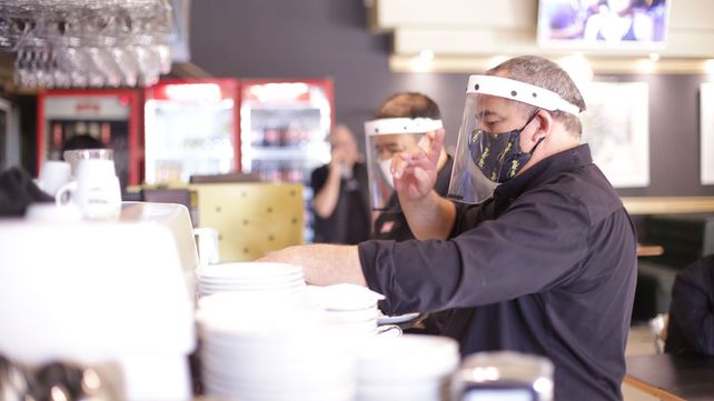 Registro de clientes, mesas distanciadas y medidas de higiene: el protocolo de los bares