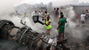Un avión de pasajeros se estrelló contra un edificio en Nigeria: al menos 150 muertos