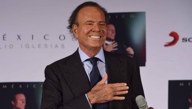 Julio Iglesias debió pasar por el control de su equipaje tras llevar una insólita cantidad de comida.&nbsp;