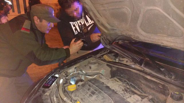 Torpedo externo. Los gendarmes al extraer uno de los panes de cocaína.