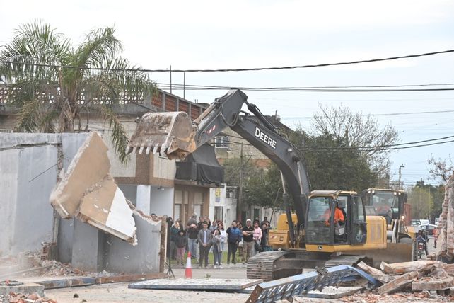 El predio de Tiro Federal vivió ayer el derribo del muro para la continuación de calle Matienzo.