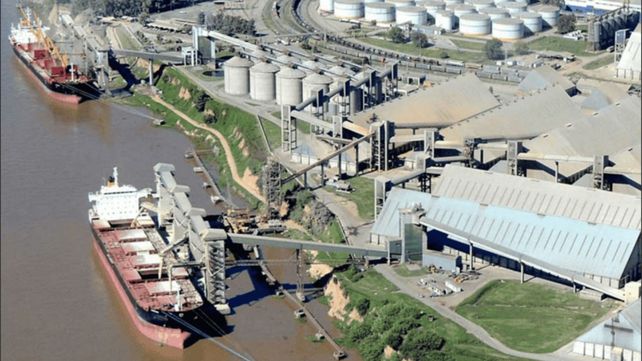 El buque está amarrado en el puerto de Vicentin. 