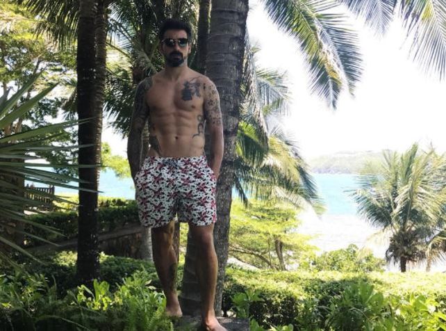 El Pocho Lavezzi muestra sus abdominales en las exóticas playas de China