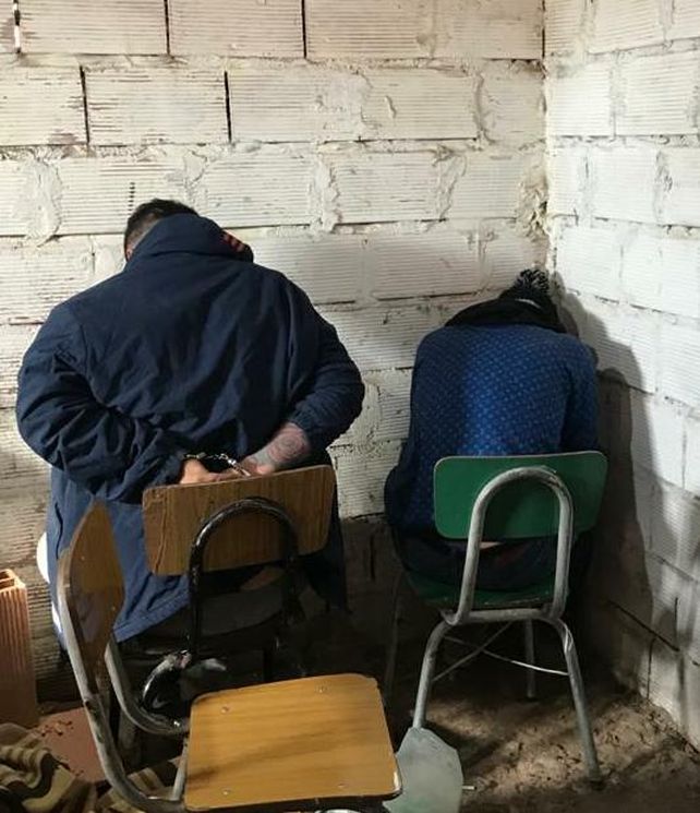 Dos de los detenidos en los 26 allanamientos realizados ayer por un doble homicidio en la zona sur de la ciudad.