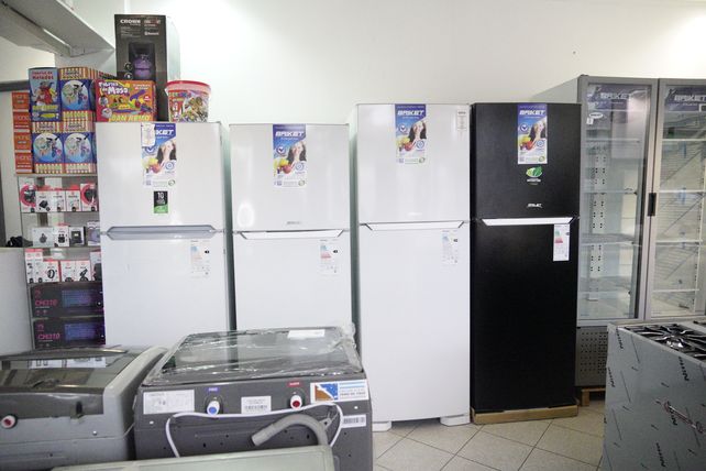Heladeras exhibidas para su venta en el local de Segui Group.