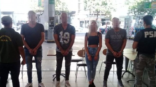 En el bar. Los detenidos en la estación de servicios de Rioja y España.