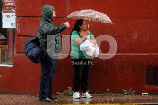 La lluvia pasó por la ciudad, pero aún continúa el alerta meteorológico