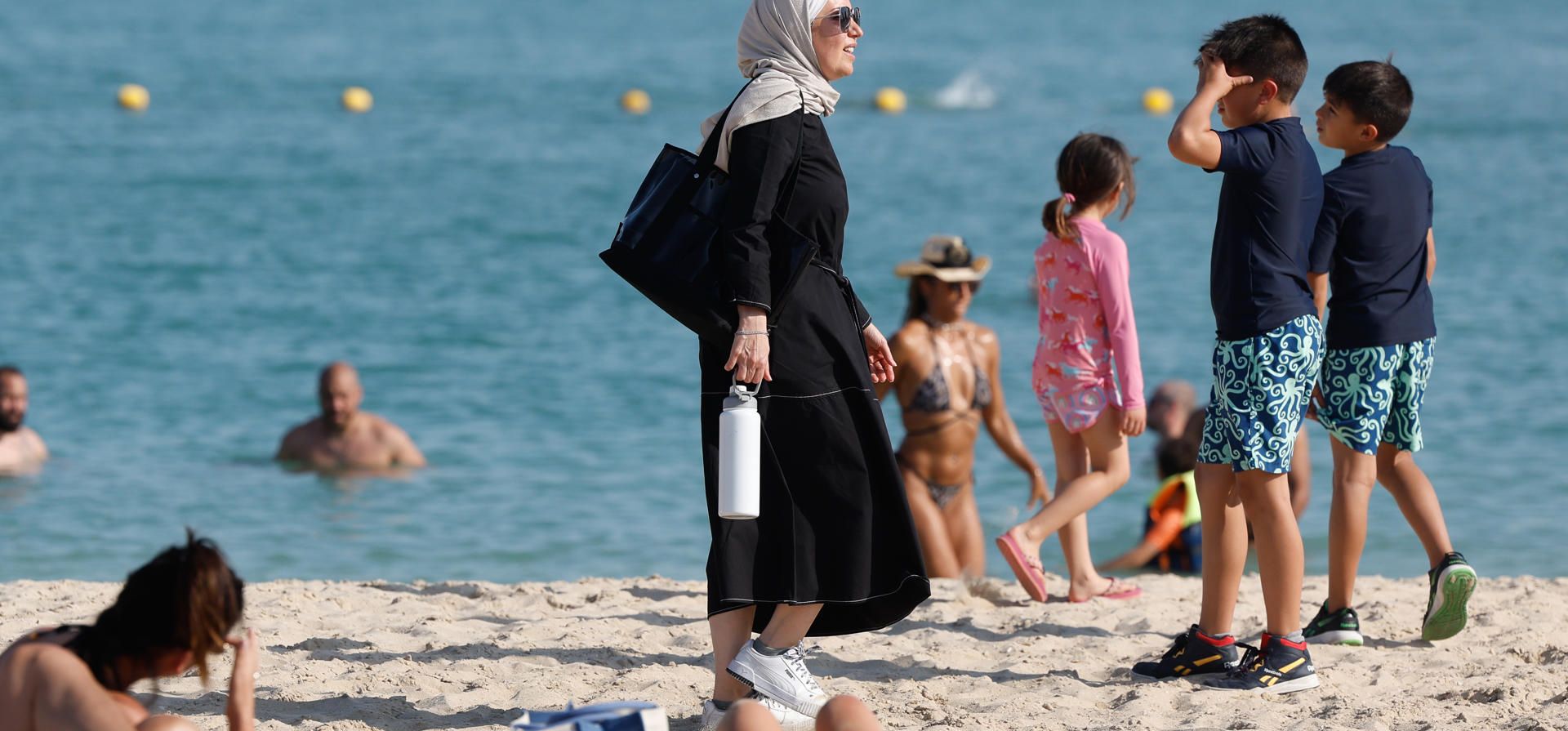 Una mujer camina por una playa en Katara Doha, Qatar, donde se celebra el Mundial de fútbol. EFE/Juan Ignacio Roncoroni