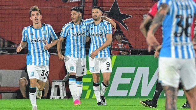 Los jugadores de Racing festejan uno de los goles en Rosario.