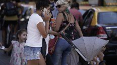 Desaconsejan hablar con el celular en el centro por los continuos robos. Desaconsejan hablar con el celular en el centro por los continuos robos.