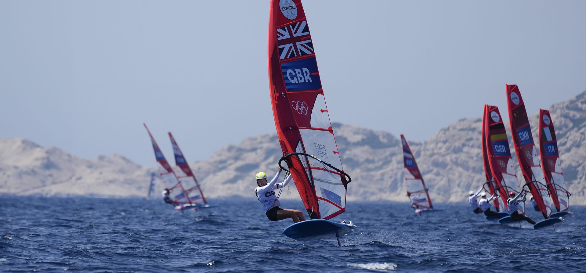 La británica Emma Wilson, en el centro, gana la primera carrera de windsurf femenino durante los Juegos Olímpicos de Verano de 2024, el lunes 29 de julio de 2024, en Marsella, Francia. (Foto AP/Carolyn Kaster) La británica Emma Wilson, en el centro, gana la primera carrera de windsurf femenino durante los Juegos Olímpicos de Verano de 2024, el lunes 29 de julio de 2024, en Marsella, Francia. (Foto AP/Carolyn Kaster)
