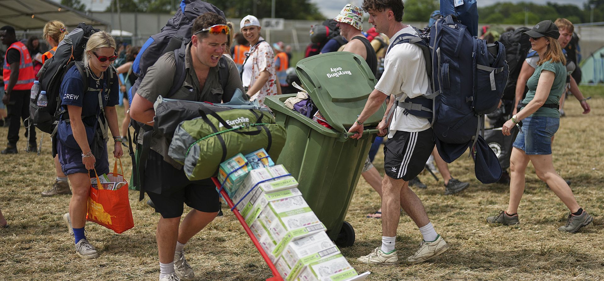 Los asistentes al festival llegan al Festival de Glastonbury en Worthy Farm, Somerset, Inglaterra, el miércoles 25 de junio de 2025. (Scott A. Garfitt/Invision/AP) Los asistentes al festival llegan al Festival de Glastonbury en Worthy Farm, Somerset, Inglaterra, el miércoles 25 de junio de 2025. (Scott A. Garfitt/Invision/AP)