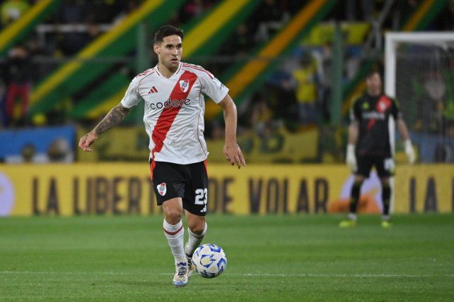 Villagra en el mediocampo de River.