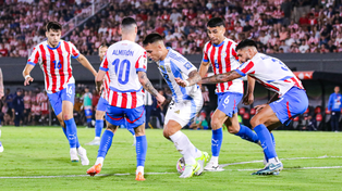 Lautaro Martínez aparece rodeado por futbolistas paraguayos. El Toro tuvo una y no la desaprovechó, pero Argentina igual perdió.