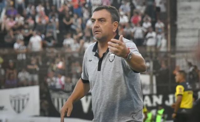 Diego Osella tiene muy en claro que la prioridad del equipo está en mantener la categoría.