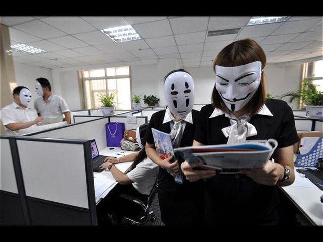 La idea de acudir al trabajo sin rostro es para evitar que sus empleados