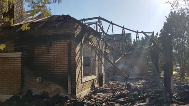 Discutió con su jefe, le chocó el auto y le incendió la casa