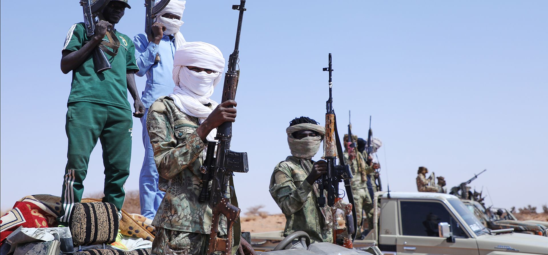 Combatientes de desertores armados de las Fuerzas de Apoyo Rápido (RSF), un grupo paramilitar, alzan sus ametralladoras, presumiblemente rindiéndose al ejército sudanés, al oeste de Omdurman, en las afueras de Jartum, Sudán, el miércoles 19 de agosto de 2026. (Foto AP/Mohnd Blal)