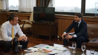 La hidrovía Paraguay-Paraná, el tema excluyente del encuentro entre el gobernador Maximiliano Pullaro y el subsecretario de Transporte, Puerto y Vías Navegables de la Nación, Iñaki Miguel Arreseygor.&nbsp;