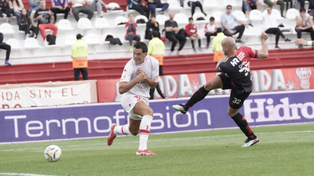 Carlos González ya sacó el derechazo que será el segundo gol de Newells frente a Huracán.