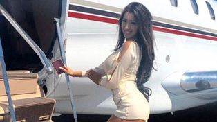 Una actriz porno hizo la gran Xipolitakis y tocó controles de un avión durante un vuelo