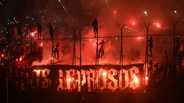Las luces apagadas del Coloso y se enciende el espectáculo de las tribunas de los hinchas de Newells. Es el banderazo