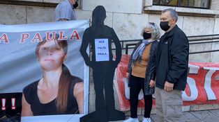 Los padres de Paula Perassi este lunes en frente a los Tribunales Provinciales.&nbsp;