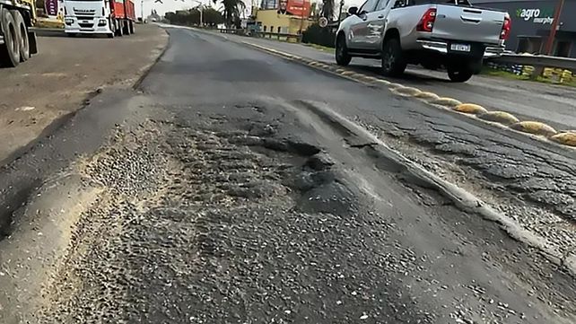 Un informe técnico de los trabajadores viales advierte que el 70% de las rutas nacionales está deteriorada por la parálisis de la obra pública. El detalle