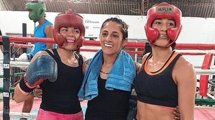 La Gurisa, flanqueda por las sparring, en la previa de una pelea sin precedentes en el Luna Park