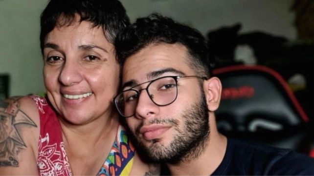 César Sena con su mamá
