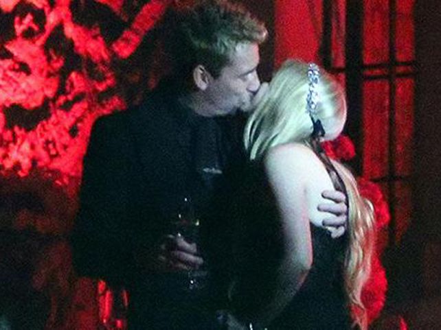 Rompió con lo tradicional | Avril Lavigne se casó vestida de negro